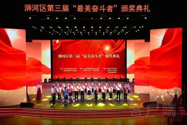 河南洛阳，粉丝为占外置穿雨衣室外通宵等偶像，你见过哪些疯狂的追星方式？游戏画面